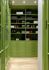 Г-образная гардеробная комната в зеленом цвете Миасс