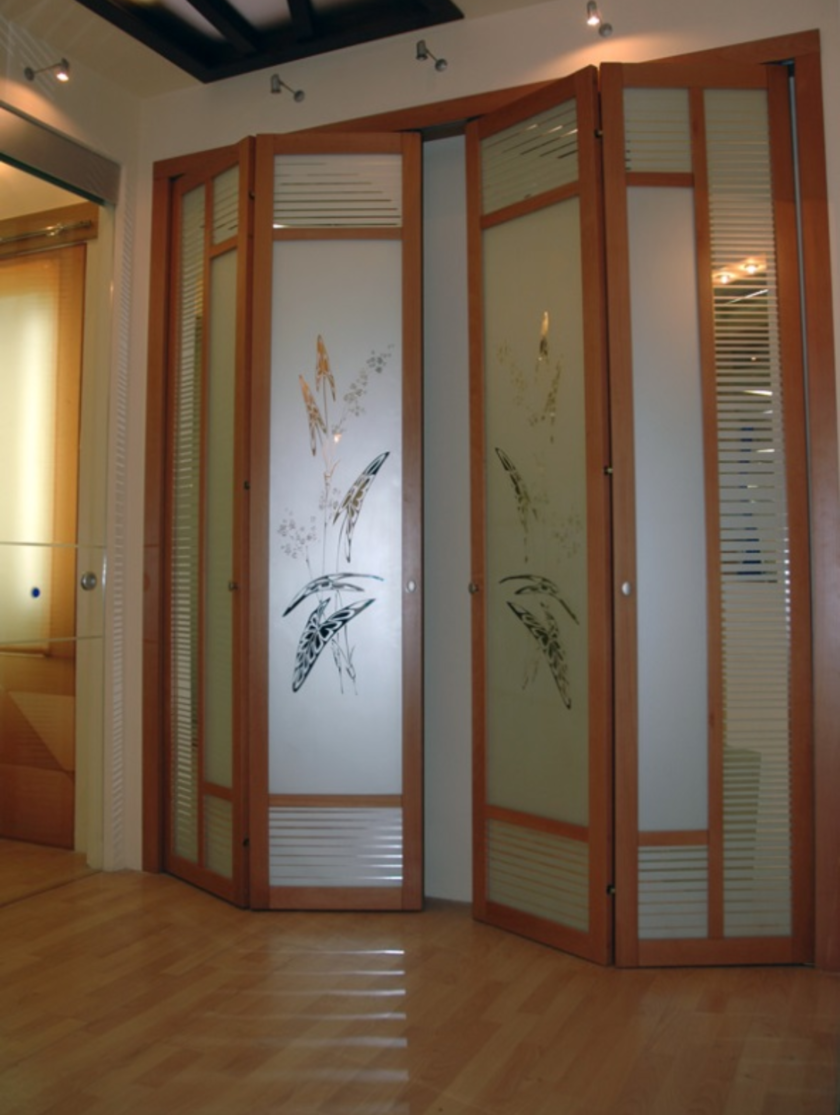 Широкие двери гармошка с матовым стеклом и рисунком Миасс